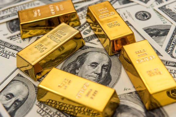 Spousta Zlatých Cihel Pozadí Dolarových Bankovek Ušetřit Peníze Poklad — Stock fotografie
