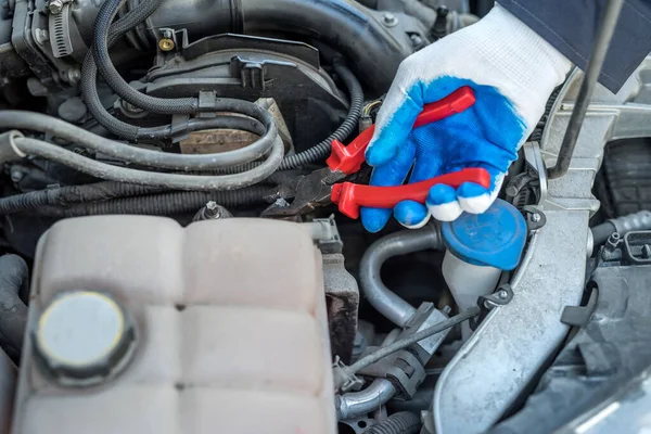 Automechaniker Der Autoreparatur Halten Schlüssel Und Werkzeuge Der Hand Automobil — Stockfoto