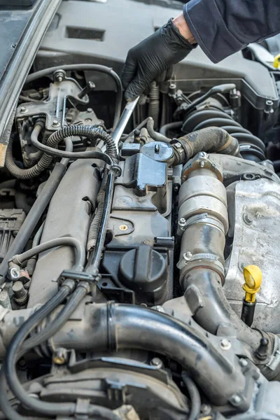 Mecánico Automático Que Trabaja Con Llave Inglesa Reparación Del Coche — Foto de Stock