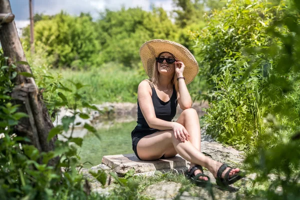 Mujer Atractiva Disfrutando Naturaleza Cerca Libra Día Soleado — Foto de Stock