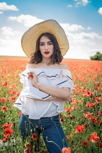 Krásná Ukrajinská Dáma Sama Slamáku Květiny Makové Pole Sexy Slunečný — Stock fotografie
