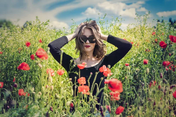 Jovem Está Perto Campo Papoula Florescente Menina Feliz Livre Estilo — Fotografia de Stock