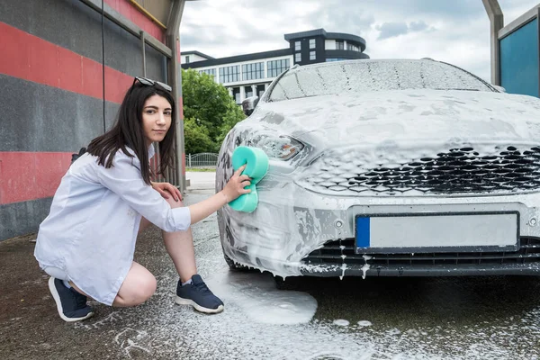 Kız Arabayı Köpüklü Bir Havluyla Yıkıyor Araba Temizliği — Stok fotoğraf