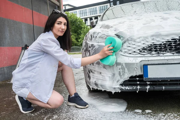 Araba Temizliği Süngerli Köpüklü Bir Kız Arabasını Yıkıyor Parla — Stok fotoğraf