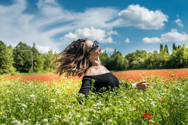 Menina Bonita Campo Flores Dia Ensolarado Hora Verão — Fotografia de Stock