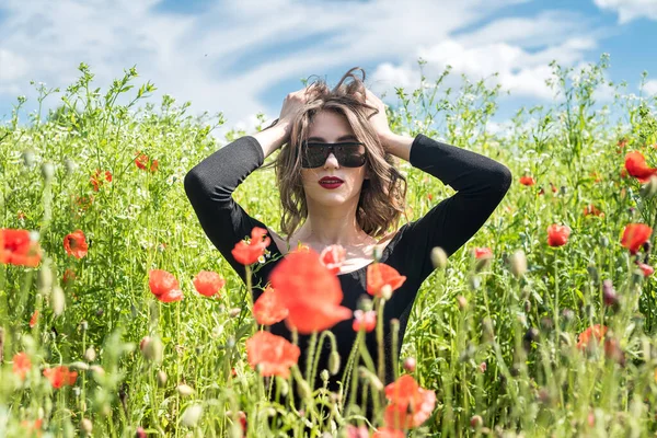 Poppy Yaz Gününde Yalnız Genç Bir Kadın Yaşam Tarzı — Stok fotoğraf