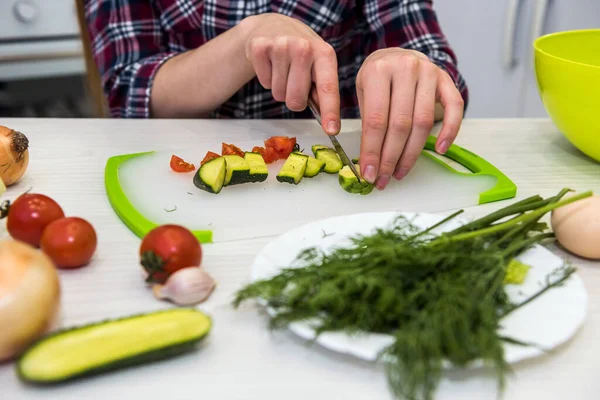 Linda Chica Prepara Una Ensalada Diferentes Verduras Verduras Para Estilo — Foto de Stock