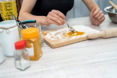 Güzel bir bayan mutfak masasında yemek pişirdi. sağlıklı yiyecekler