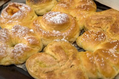 Taze ev yapımı yuvarlak çörekler. Küçük ekmek.