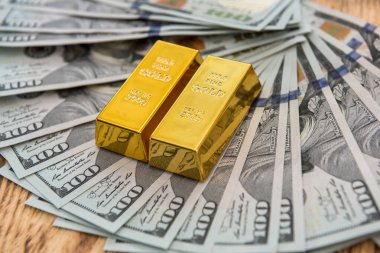 Dolar banknotlarına gerçek altın külçeleri yatırmak. para ve konsept kaydet