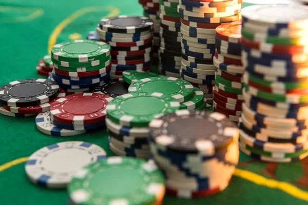 Preto Branco Vermelho Azul Verde Casino Fichas Pilhas Mesa Poker — Fotografia de Stock