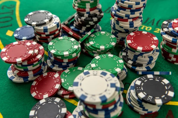 運ゲームのための緑のプレイフィールド上のギャンブルポーカーチップ ポーカーチャンスまたはリスク — ストック写真