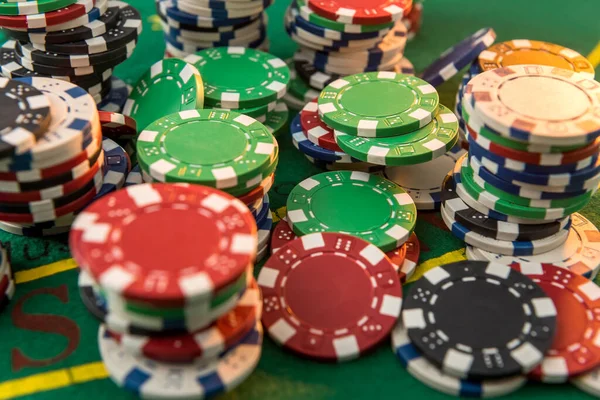 Preto Branco Vermelho Azul Verde Casino Fichas Pilhas Mesa Poker — Fotografia de Stock