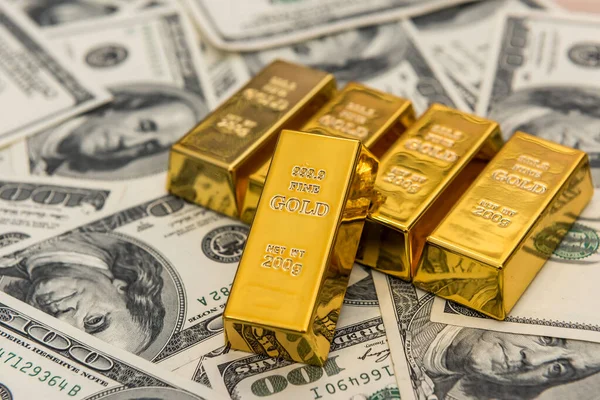 Много Золотых Слитков Фоне Долларовых Купюр Концепция Экономии Денег Казначейство — стоковое фото