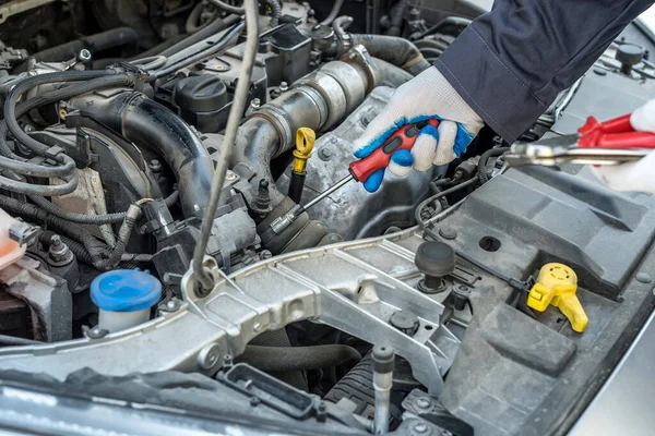 Mano Del Mecánico Con Reparación Del Destornillador Comprobar Coche Garaje — Foto de Stock