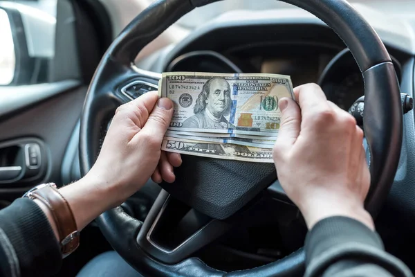 100 Dollarsedler Mannlig Hånd Mann Bilen Betegnelse Bestikkelse Forsikring Eller – stockfoto