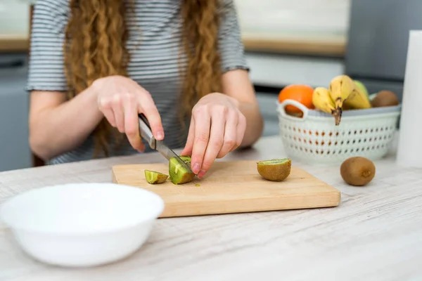 Mujer Joven Feliz Preparar Haciendo Ensalada Frutas Para Dieta Cocina — Foto de Stock