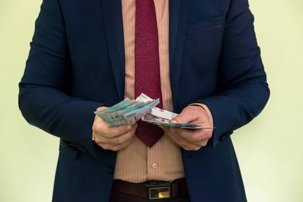 Ein Mann Anzug Hält Einen Großen Stapel Ukrainischen Geldes Der — Stockfoto