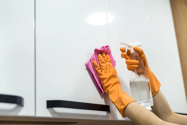 Mulher Luvas Borracha Limpeza Superfície Suja Cozinha Trabalhos Domésticos — Fotografia de Stock