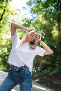 Ormandaki mutlu kadın, ormanlık alanda yaz tatilinin tadını çıkarıyor.