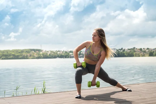 Veselá Fitness Žena Sportovním Oblečení Cvičení Činkou Venku Zdravý Životní — Stock fotografie