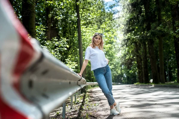 Jeune Femme Jeans Shirt Blanc Grand Temps Dans Nature Dans — Photo