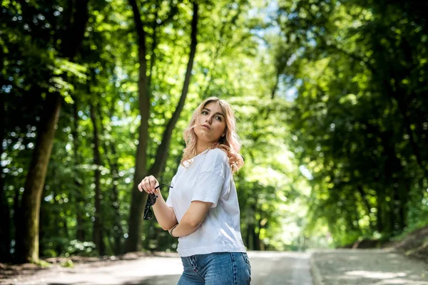 Jeune Femme Marchant Sur Route Asphaltée Avec Des Arbres Forestiers — Photo