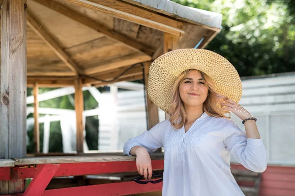 Retrato Mujer Joven Sonriente Que Disfruta Vacaciones Cerca Playa Arena — Foto de Stock