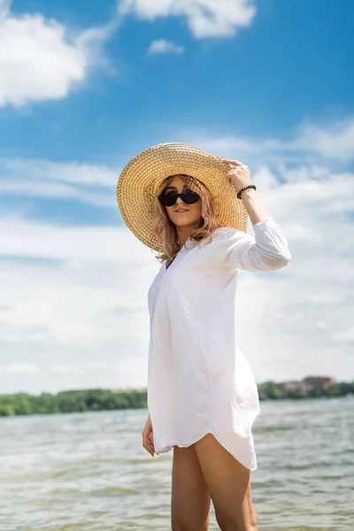 Mujer Blusa Blanca Sombrero Paja Descansando Caluroso Día Verano Caminando — Foto de Stock