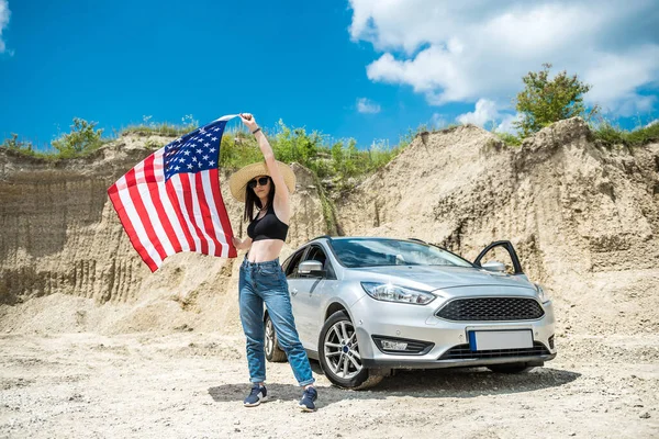 Moderne Fotosession Hübsche Frau Mit Flagge Der Nähe Von Auto — Stockfoto