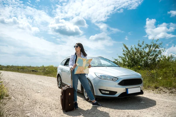 Die Junge Frau Verirrte Sich Und Suchte Nach Einer Landkarte — Stockfoto