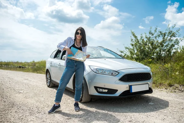 Die Junge Frau Verirrte Sich Und Suchte Nach Einer Landkarte — Stockfoto