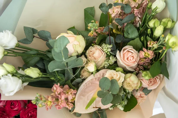 Ramo Flores Colores Cerca Fondo Para Postales Cumpleaños Bodas San —  Fotos de Stock