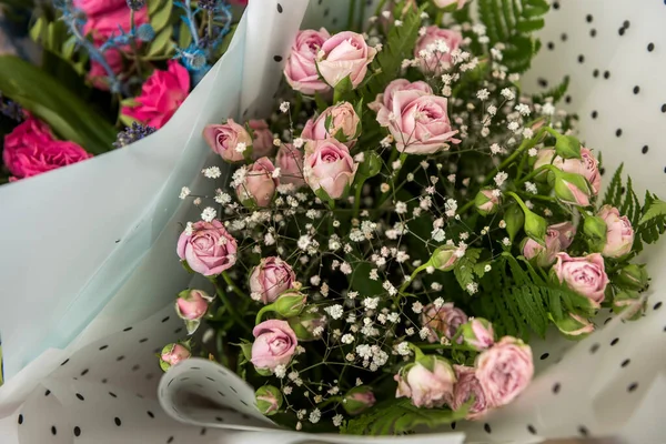 Primer Plano Ramo Flores Colores Rosas Para Los Cumpleaños Postal —  Fotos de Stock