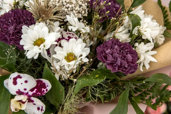 Blumenstrauß Aus Farbenfrohen Blumen Aus Nächster Nähe Hintergrund Für Postkarten — Stockfoto