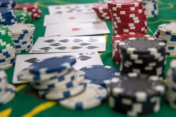 Muchas Fichas Póquer Con Tarjeta Juego Mesa Del Casino Riesgo — Foto de Stock