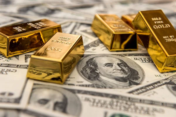 Złote Sztabki Banknotach 100 Dolarowych Bogactwo — Zdjęcie stockowe