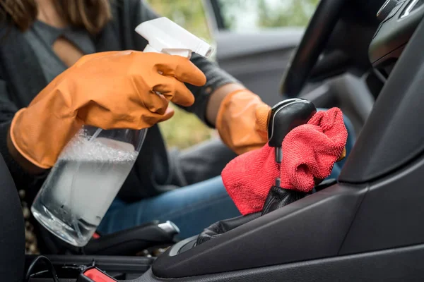 Mano Guantes Protectores Limpiando Interior Del Coche Coronavirus Covid Usando — Foto de Stock