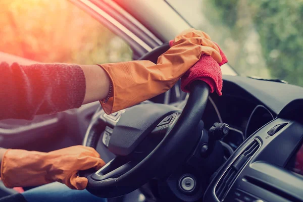 Hembra Limpiando Interior Coche Coronavirus Pandemia Con Líquido Desinfectante Lavar — Foto de Stock