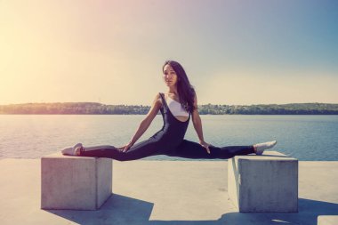 Gruplara ayrılan güzel bir kadın. Göl kenarında sabah ısınması. spor aktif yaşam tarzı konsepti.