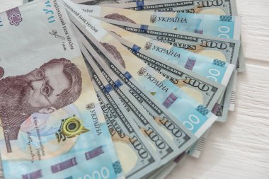 Arka planda ABD doları olan Ukrayna para birimi Hryvnia. Para değişimi konsepti. finans