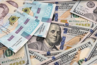 Para geçmişi. Dolar ve gryvnia banknotları. Değiş tokuş finansal konsept
