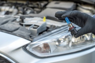 Yeni modern halojen odaklı araba farı ampulü yerleştiriliyor. mekanik tutuş otomatik lamba