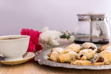 Kahvaltı için masaya kahve serpiştirilmiş lezzetli ev yapımı kekler. Ev yapımı tatlı tatlı.