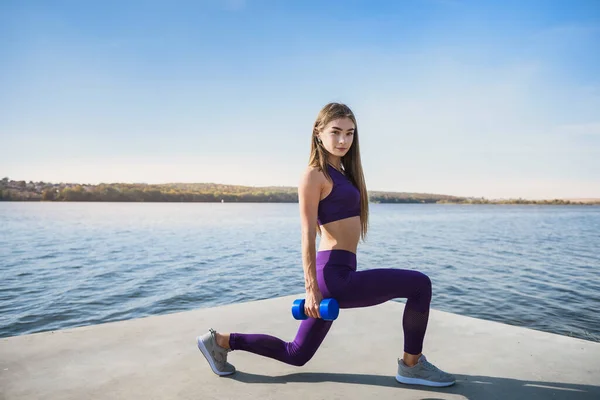 Fitness Žena Dělá Ráno Cvičení Malými Váhami Jezera — Stock fotografie