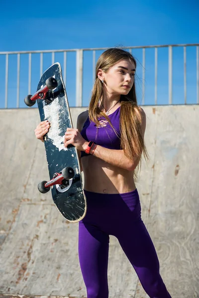 Ragazza Adolescente Cavalcare Suo Skateboard Stile Vita Sano — Foto Stock