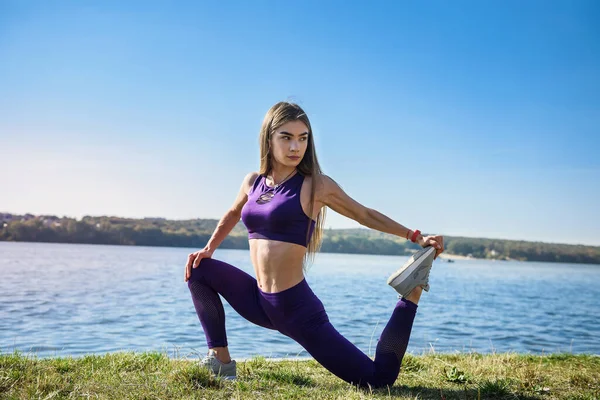Vacker Flicka Som Gör Yogapose Tidig Sort Morgon Framför Arbetstid — Stockfoto