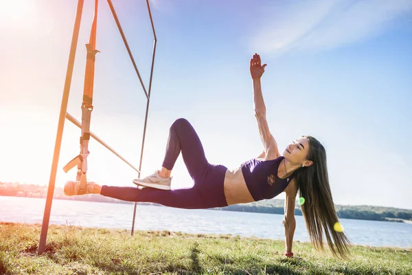Bela Mulher Exercitando Com Tiras Suspensão Trx Livre Perto Lago — Fotografia de Stock