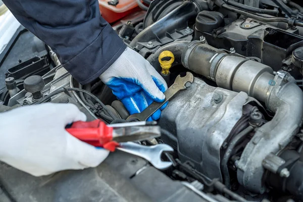 Männliche Mechaniker Mit Schraubenschlüssel Kontrolle Motor Des Autos Auto Service — Stockfoto