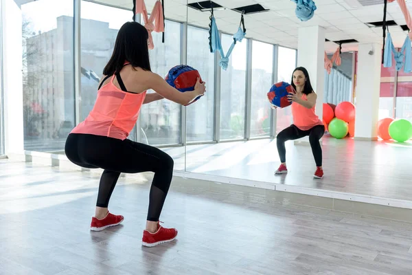 Mujer Haciendo Ejercicios Con Pelota Antes Espejo Gimnasio —  Fotos de Stock